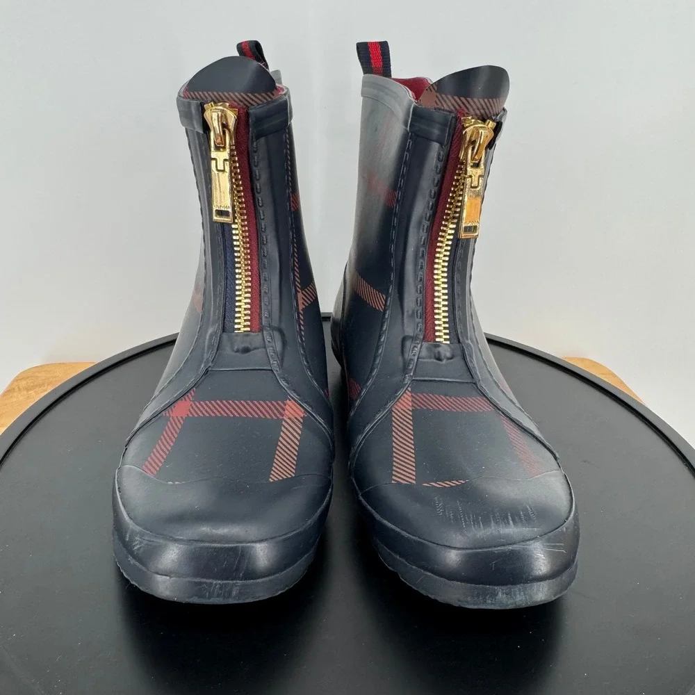 Tommy Hilfiger Womens Plaid Rain Boots Navy Red Front Zip Ankle Booties Size 9